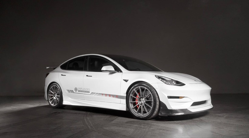 Електромобілі Tesla тепер можна прикрасити карбоновими аксесуарами від Koenigsegg