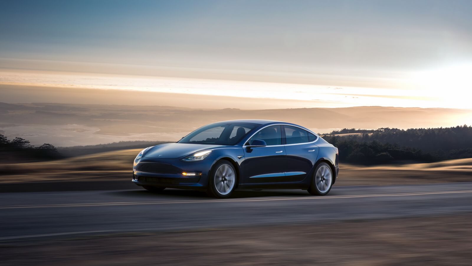 Tesla Model 3: що є в базі і що пропонується за доплату